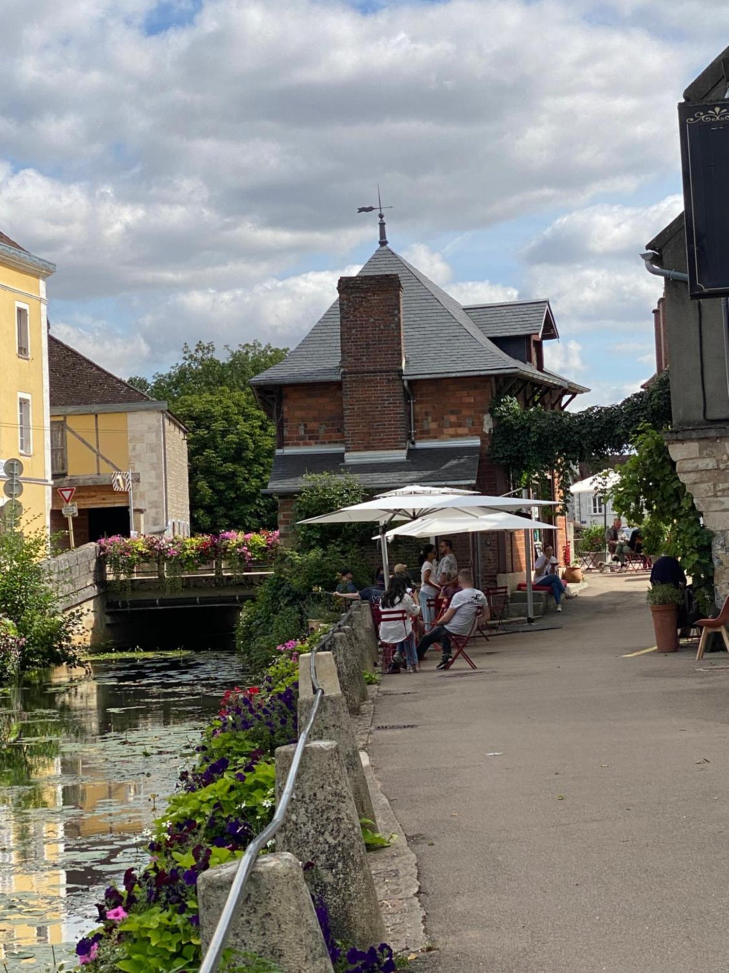 Le Merrain Gite Plein Coeur De Chablis Esterno foto